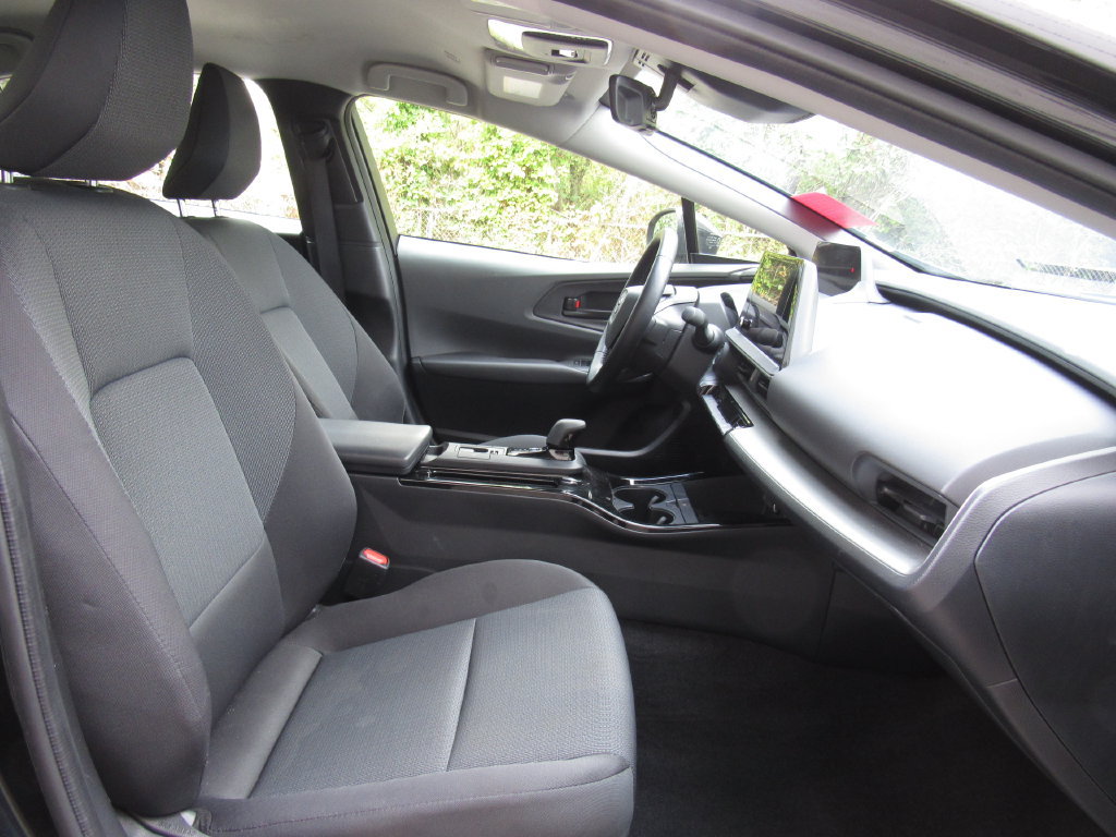 Certified 2025 Toyota Prius LE FWD image 17