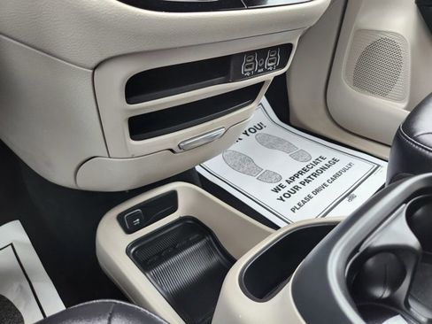 Used 2024 Chrysler Pacifica Touring-L image 13