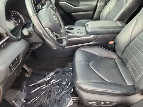 Used 2023 Toyota Highlander XLE image 7