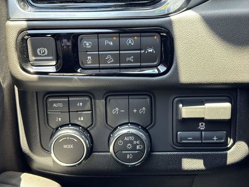 New 2026 GMC Yukon Elevation w/ Elevation Premium Package AWD/4WD image 16