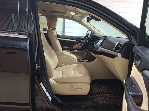 Used 2017 Toyota Highlander XLE image 7