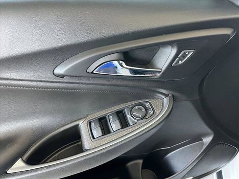 Used 2018 Chevrolet Malibu LT w/ Leather Package FWD image 17