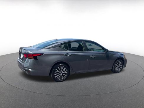 Used 2025 Nissan Altima 2.5 SV FWD image 11