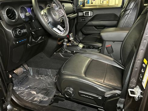 Used 2022 Jeep Wrangler Unlimited Sahara w/ Cold Weather Group image 21