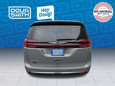 Used 2023 Chrysler Pacifica Touring-L FWD image 3