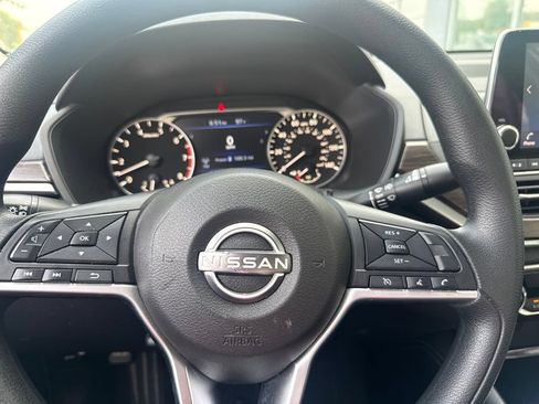 Used 2023 Nissan Altima 2.5 SV FWD image 12