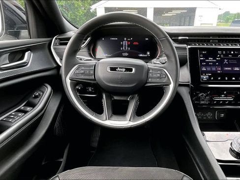 Used 2023 Jeep Grand Cherokee Altitude AWD/4WD image 7