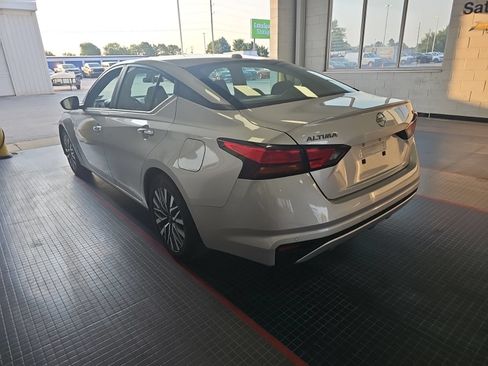 Used 2024 Nissan Altima 2.5 SV FWD image 4