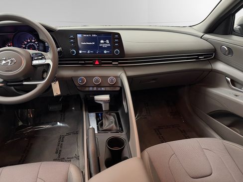 Used 2023 Hyundai Elantra SE image 11