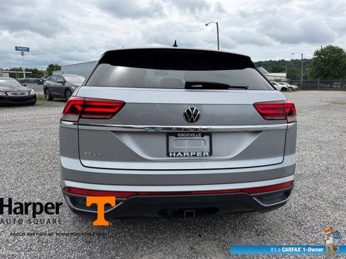 Used 2022 Volkswagen Atlas Cross Sport SE w/ Panoramic Sunroof Package FWD image 4