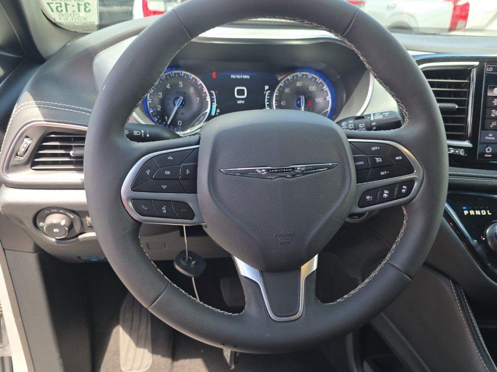 Used 2026 Chrysler Pacifica Limited FWD image 8