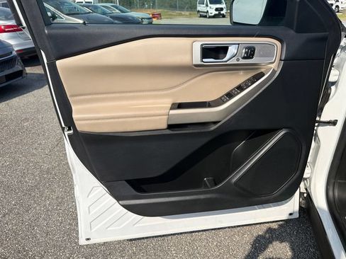 Used 2023 Ford Explorer Limited w/ Equipment Group 301A RWD image 10