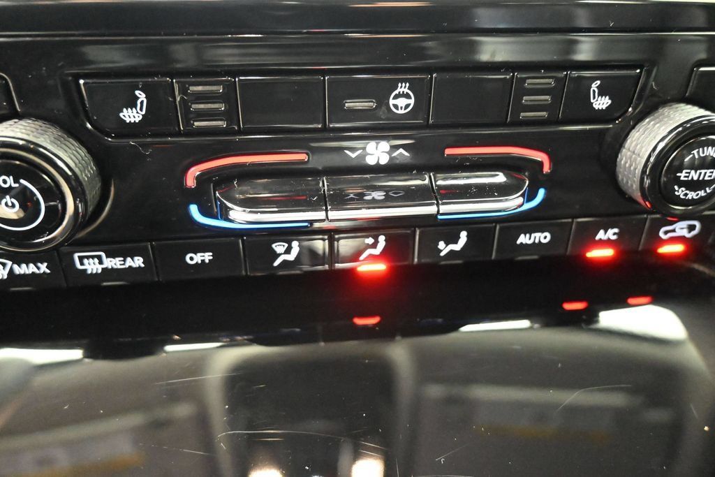 Used 2023 Jeep Grand Cherokee Limited w/ Black Appearance Package RWD image 19