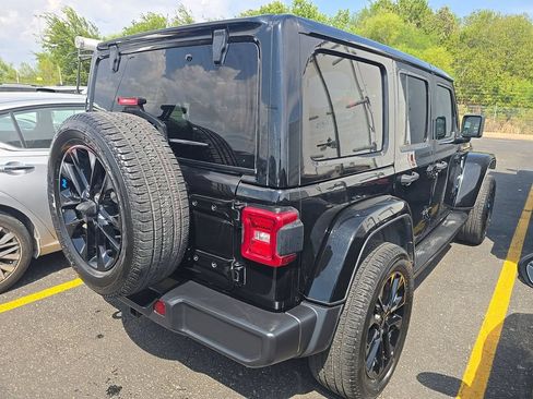 Used 2022 Jeep Wrangler Unlimited Sahara w/ Cold Weather Group AWD/4WD image 2