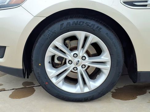 Used 2018 Ford Taurus SE FWD image 20