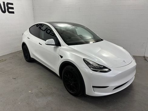 Used 2023 Tesla Model Y AWD image 3