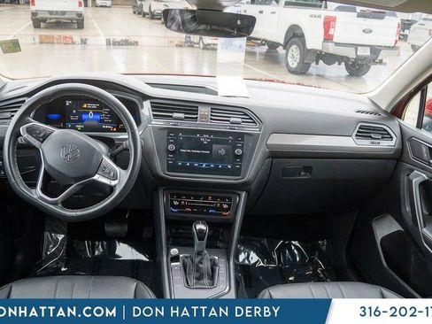 Used 2023 Volkswagen Tiguan SE image 3