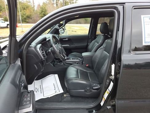 Used 2018 Toyota Tacoma TRD Sport image 21
