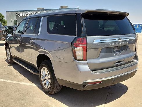 Used 2022 Chevrolet Suburban LT AWD/4WD image 2
