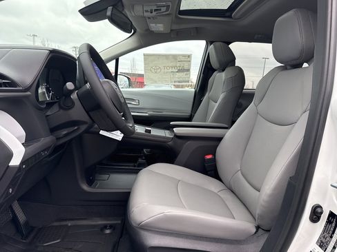 New 2026 Toyota Sienna XLE image 28