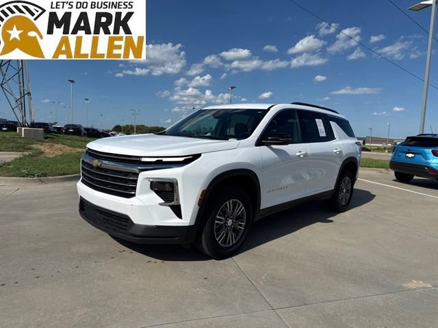 Used 2025 Chevrolet Traverse LT FWD image 2