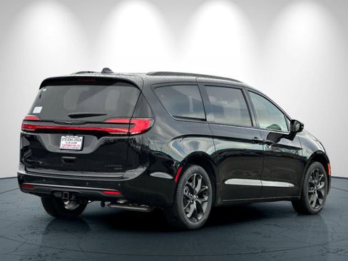 New 2026 Chrysler Pacifica Limited image 4