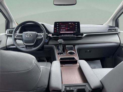 Used 2024 Toyota Sienna XLE image 9
