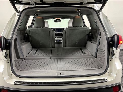 Used 2019 Toyota Highlander XLE AWD/4WD image 38
