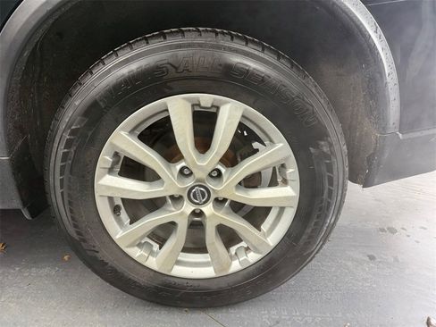 Used 2020 Nissan Rogue SV image 34