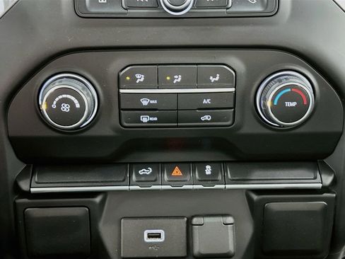 Used 2019 Chevrolet Silverado 1500 Custom w/ Custom Convenience Package AWD/4WD image 16