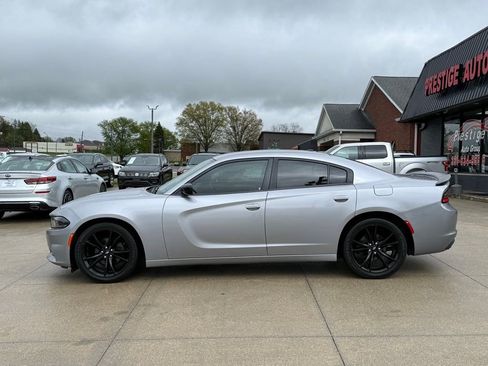 Used 2018 Dodge Charger SXT w/ Blacktop Package RWD image 3