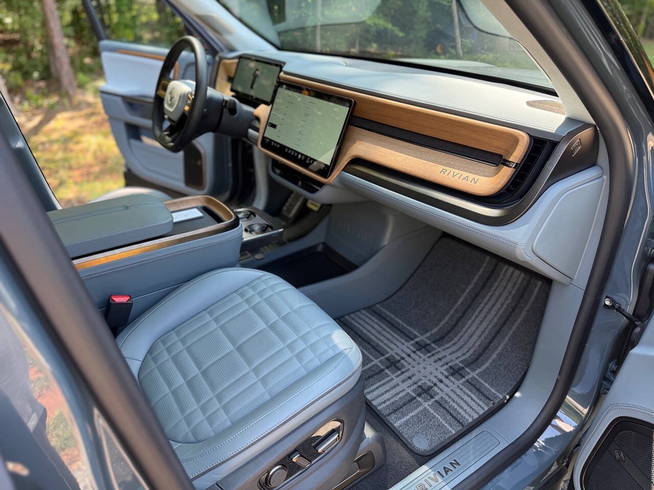 Used 2026 Rivian R1S Premium Tri AWD/4WD image 17
