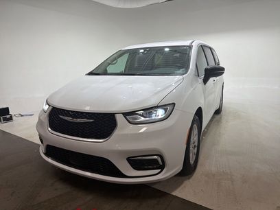 Used 2024 Chrysler Pacifica Touring-L