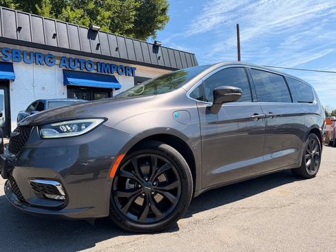 Used 2022 Chrysler Pacifica Touring-L w/ Uconnect Theater Family Group FWD image 2
