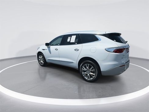 Used 2023 Buick Enclave Essence image 6