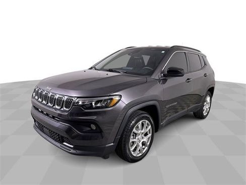 Used 2024 Jeep Compass Latitude image 4