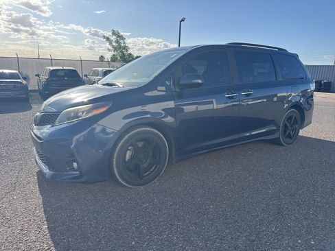 Used 2018 Toyota Sienna SE Premium w/ Carpet Mat Package FWD image 7