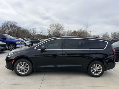 Used 2023 Chrysler Pacifica Touring-L