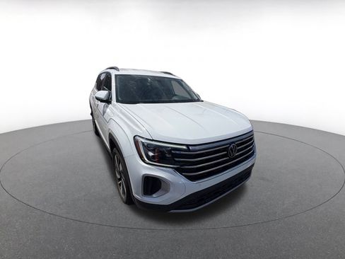 Used 2024 Volkswagen Atlas SE FWD image 2