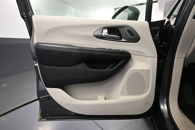 Used 2020 Chrysler Pacifica Touring-L FWD image 13