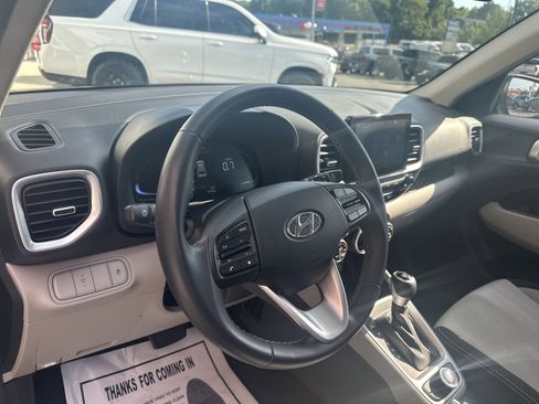 Used 2025 Hyundai Venue SEL FWD image 17