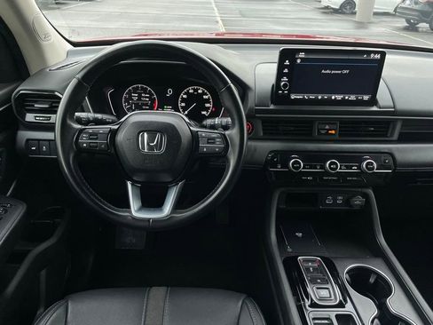 Certified 2025 Honda Pilot Touring image 11