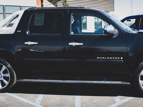 Used 2008 Chevrolet Avalanche LTZ w/ LTZ Preferred Equipment Group AWD/4WD image 24