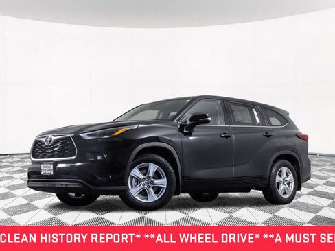 Used 2022 Toyota Highlander LE AWD/4WD image 2