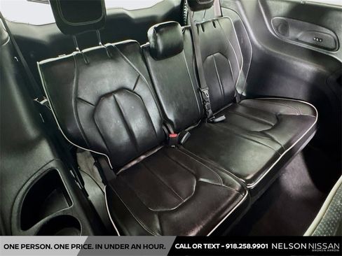 Used 2022 Chrysler Pacifica Limited w/ Uconnect Theater Family Group image 30