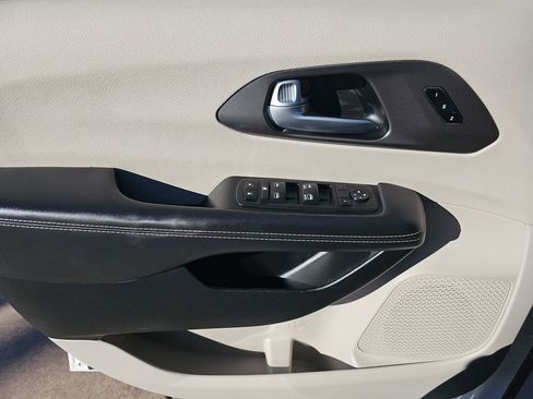 Used 2024 Chrysler Pacifica Touring-L image 28