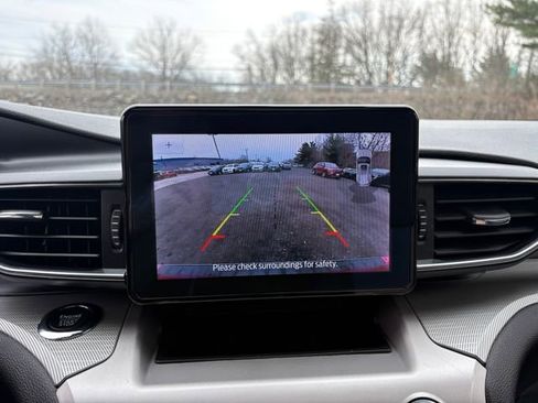 Used 2022 Ford Explorer XLT w/ Equipment Group 202A image 12