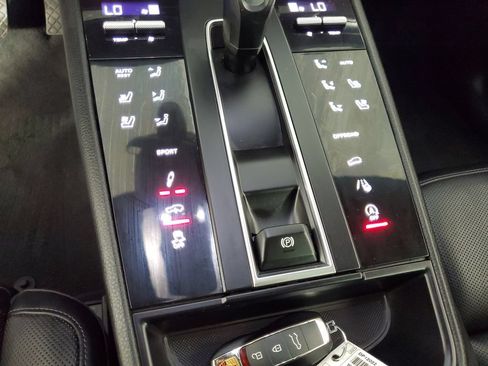 Used 2024 Porsche Macan AWD/4WD image 17