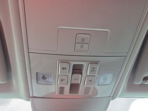 Used 2022 Volkswagen Taos SE w/ Panoramic Sunroof Package image 23