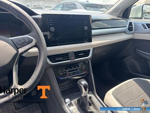 Used 2025 Volkswagen Taos SE w/ Panoramic Sunroof Package AWD/4WD image 15